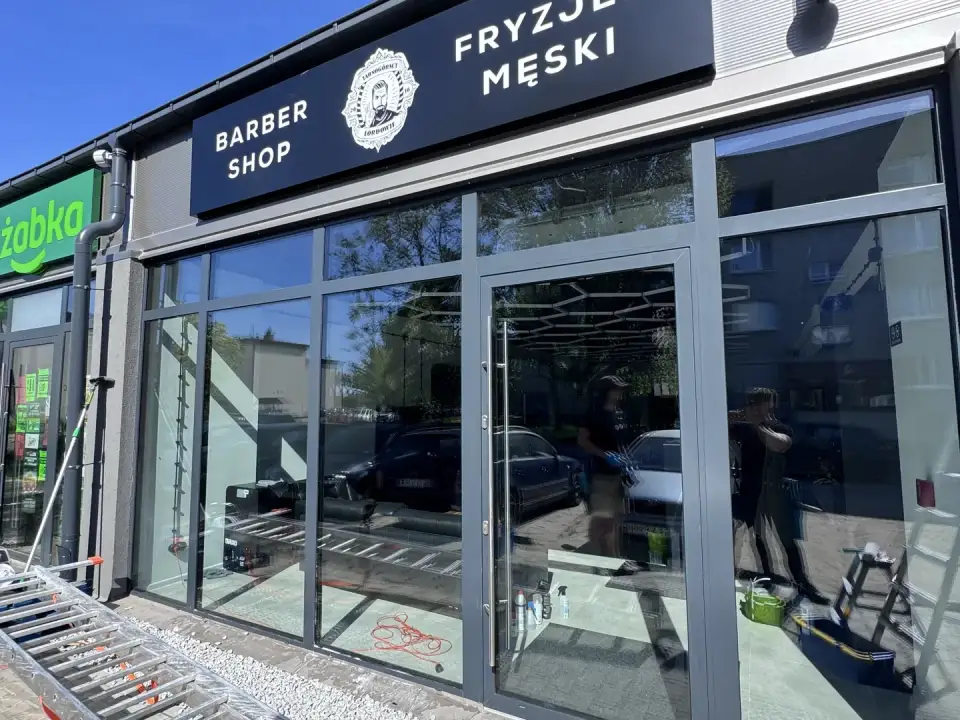 Umyte witryny salonu fryzjerskiego