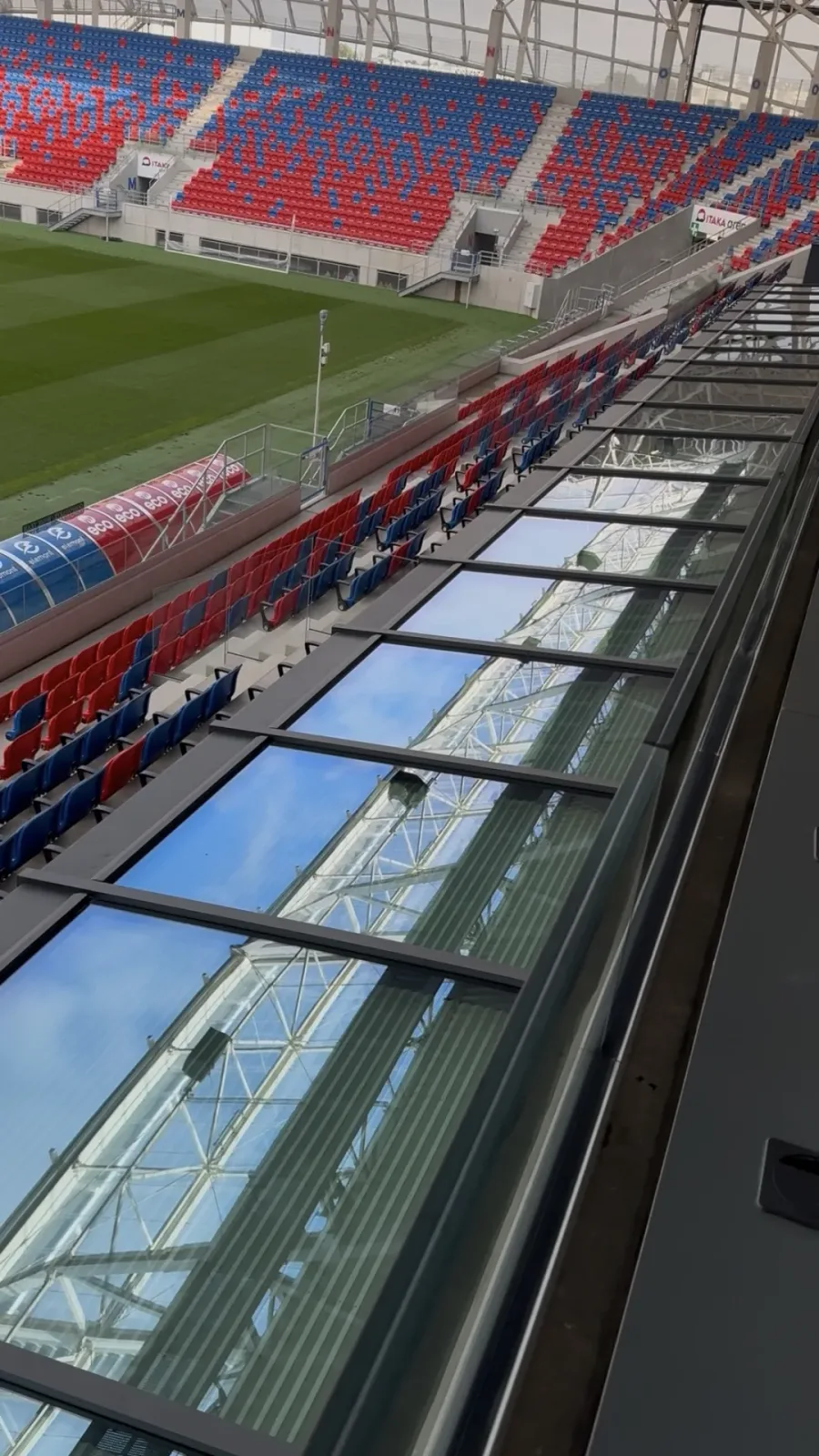 Po myciu: szklane zadaszenie lóż na stadionie w Opolu