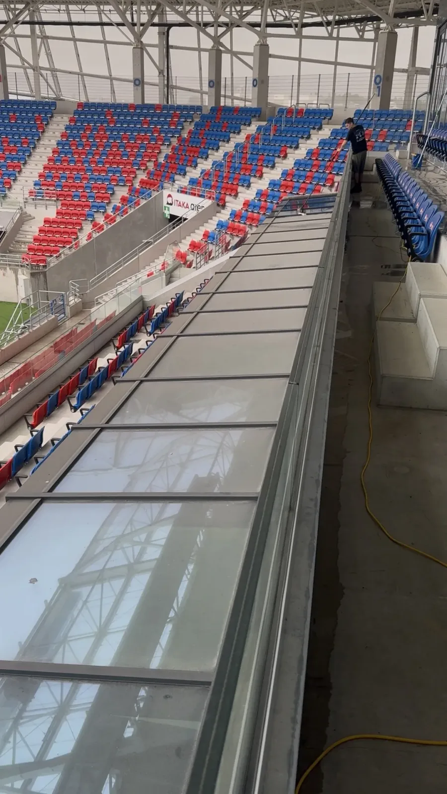 Przed myciem: szklane zadaszenie lóż na stadionie w Opolu