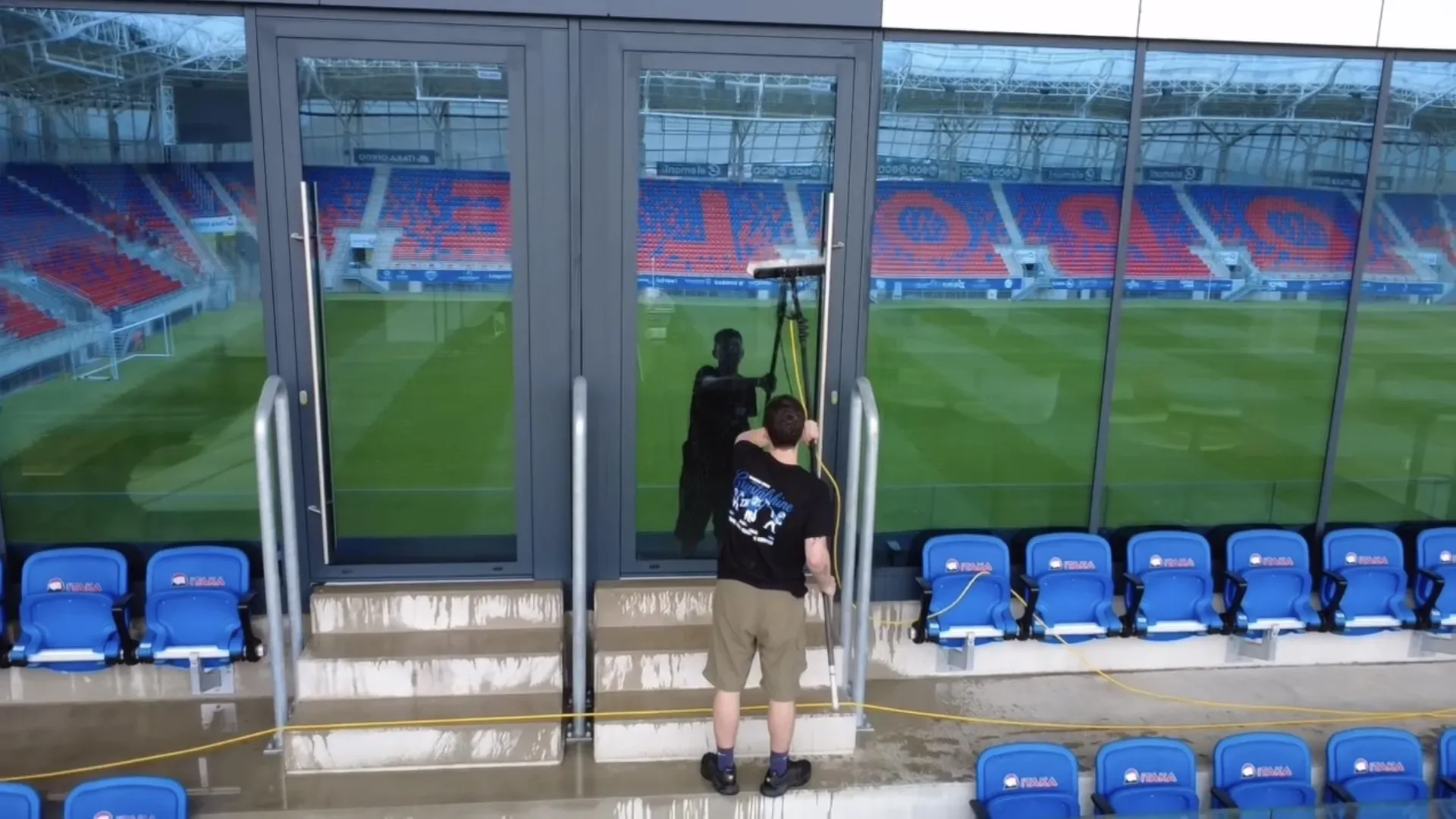 Mycie przeszklonych drzwi loży VIP od strony trybun, Opole