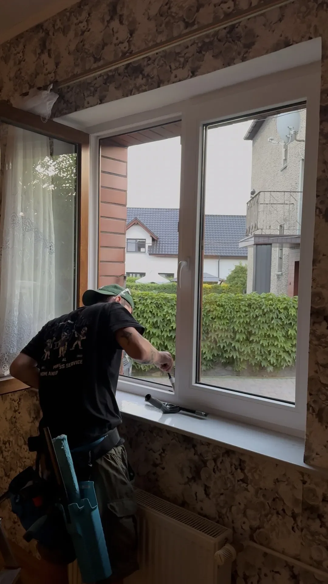 Doczyszczanie krawędzi ramy okna pędzlem