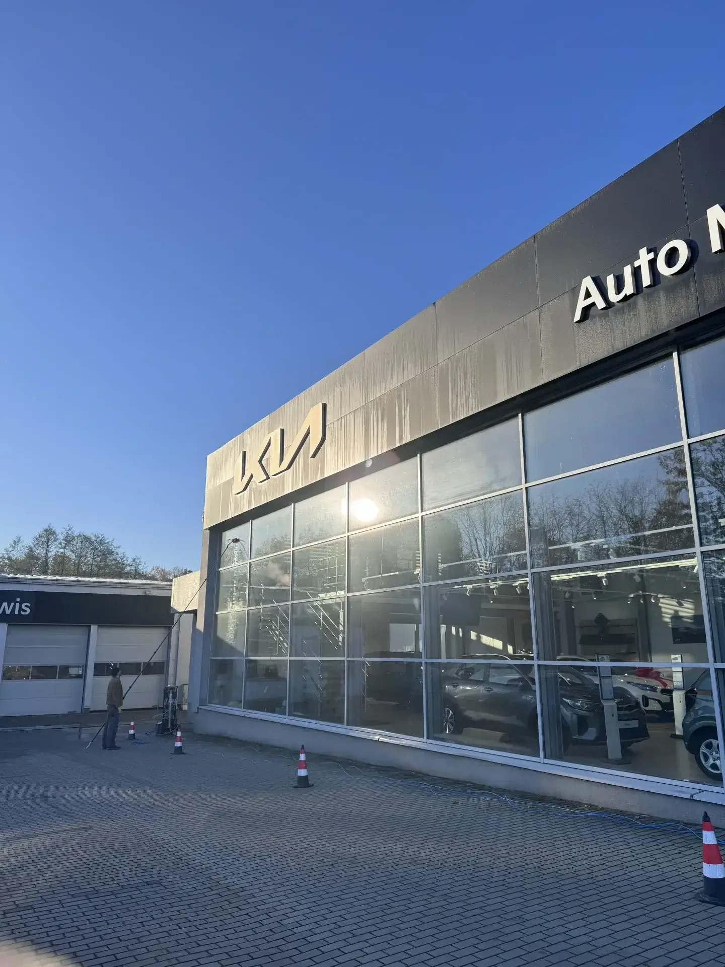 Mycie przeszklonej fasady salonu samochodowego KIA, Lubliniec