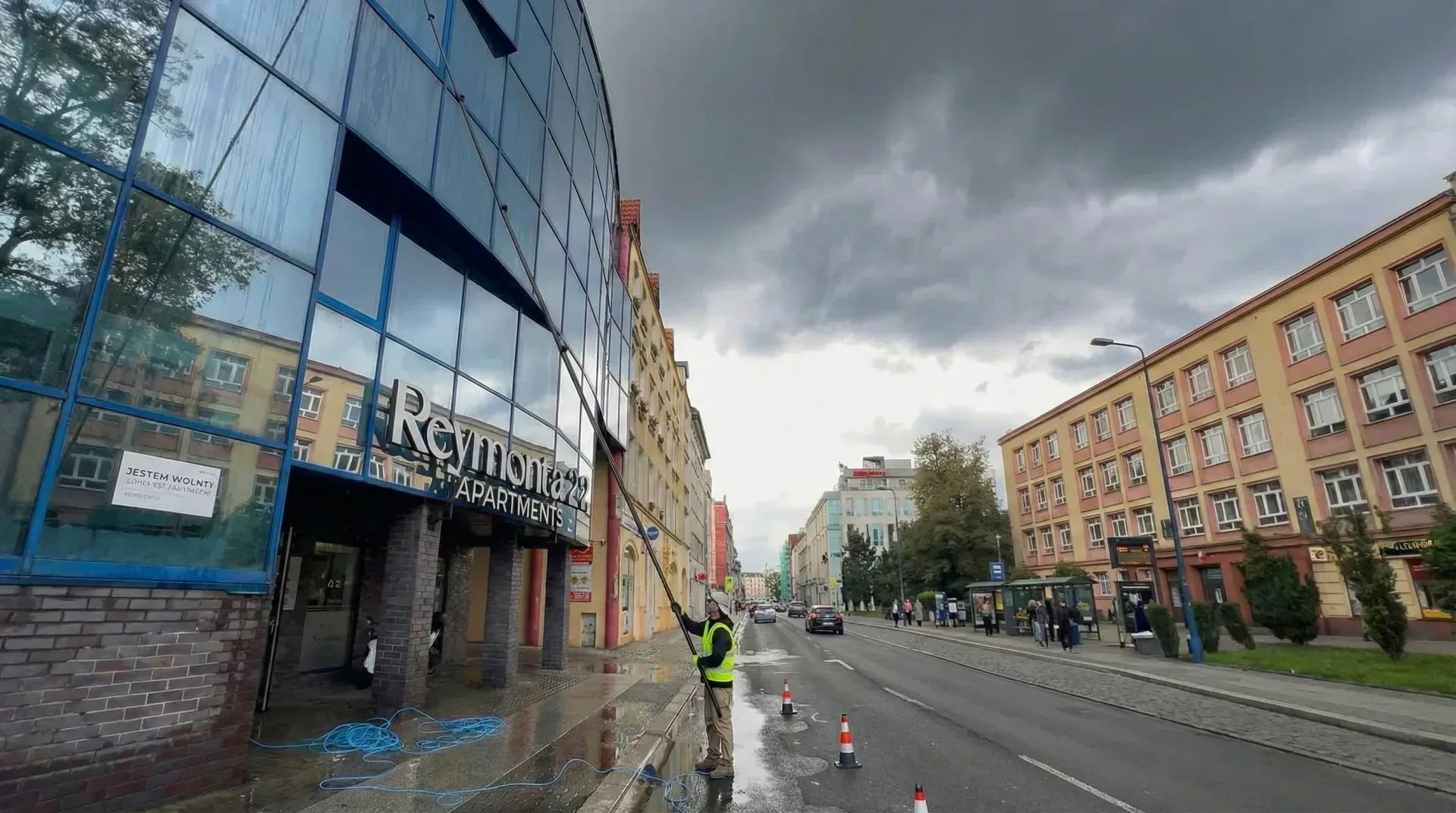 Mycie szklanej fasady przy ulicy kijem teleskopowym z wodą demineralizowaną, Opole