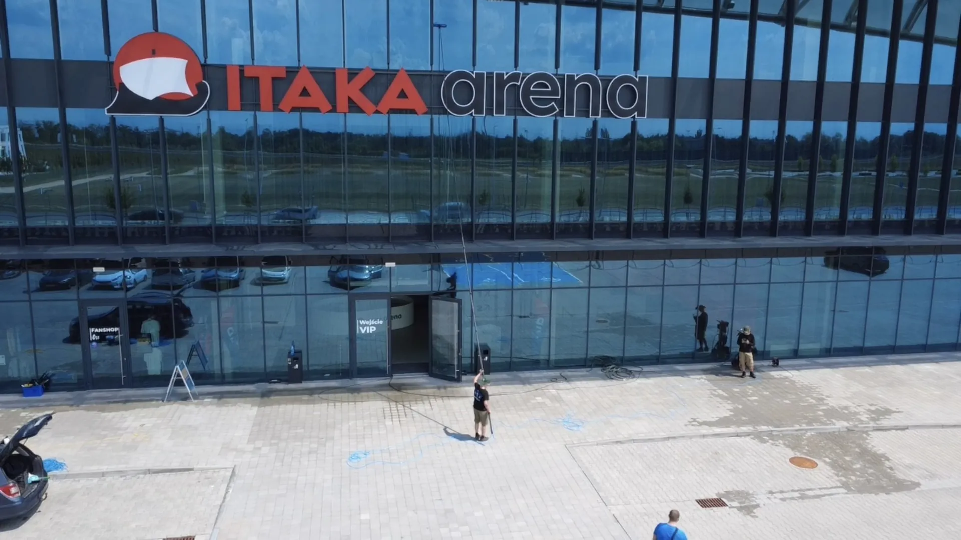 Mycie przeszklenia wejścia VIP — Stadion Miejski Opole