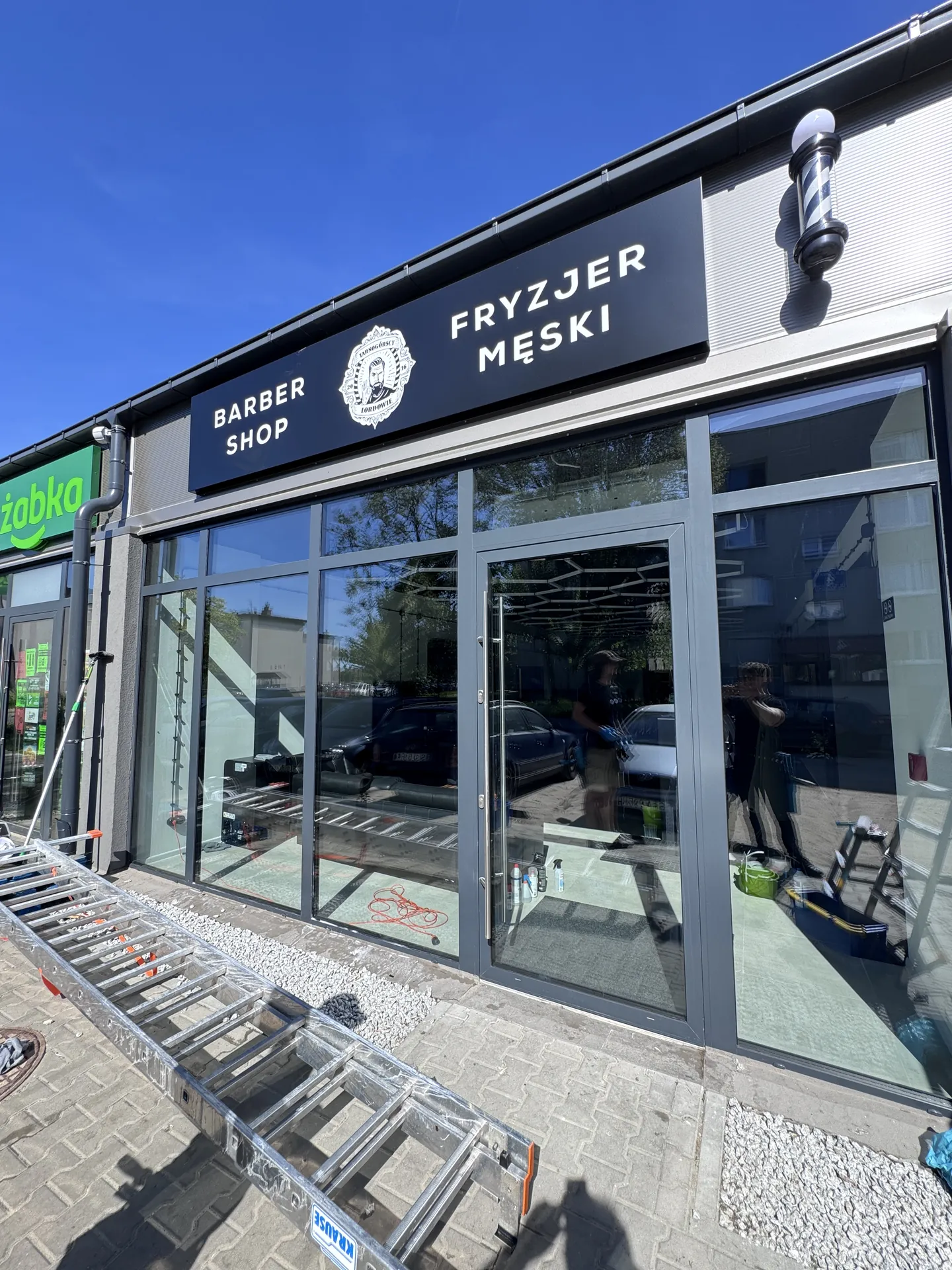 Mycie witryny — Barber Shop